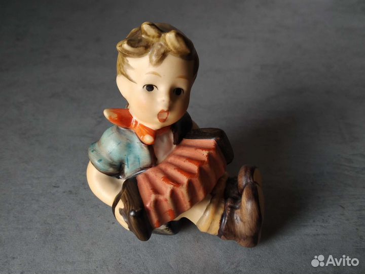 Статуэтка Goebel мальчик с гармошкой