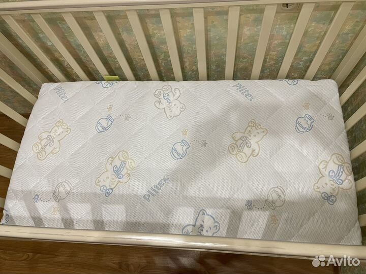 Детская кроватка с маятником