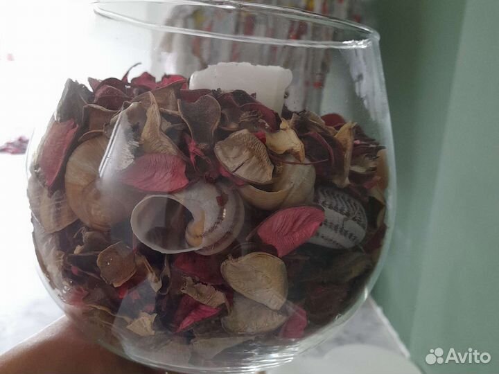 Ваза бокал с аромалепестками, свечой и ракушками