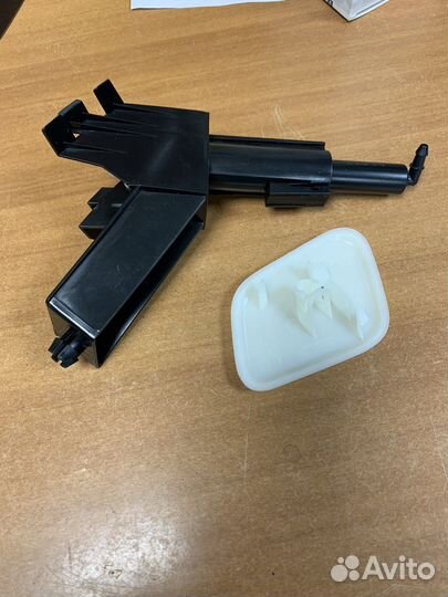 Новый омыватель фар от Нисан Кашкай J 11 с крышкой