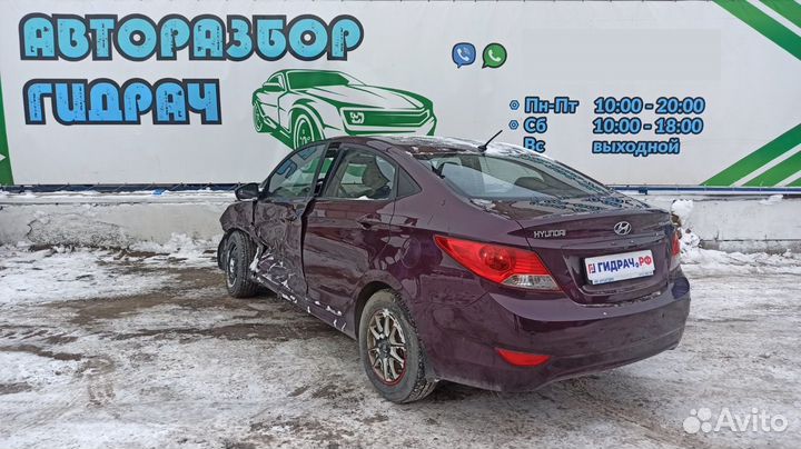 Накладка на торпедо правая Hyundai Solaris 847664L