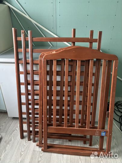 Детская кроватка с поперечным маятником