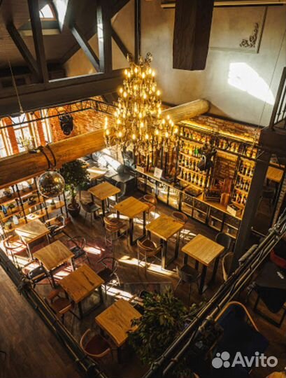 Официант в комьюнити-бар Соседи