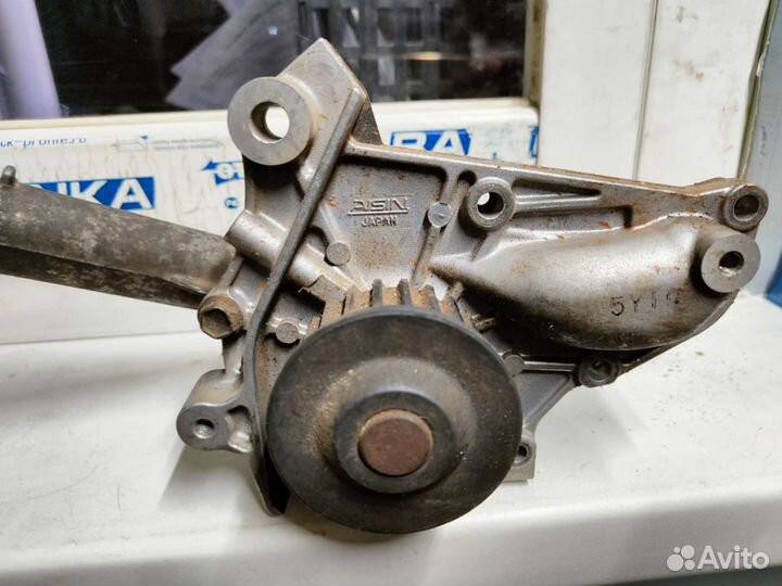 Помпа toyota vista 1993год с термостатом