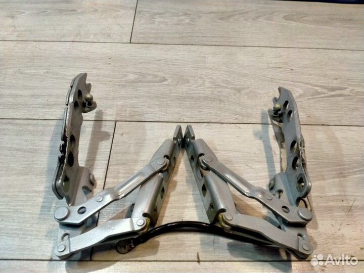 Петля капота Bmw 523I Левый Руль Пробег:38000 Км