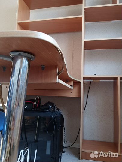 Продам б/у угловой шкаф и комп. стол стеллаж