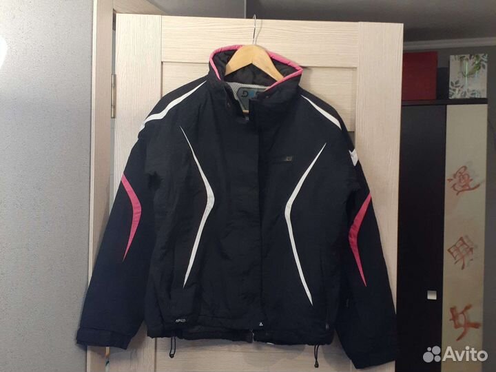 Горнолыжная куртка и горнолыжные брюки