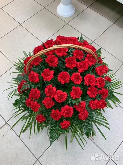 Ретуальные и траурные корзины из живых цветов