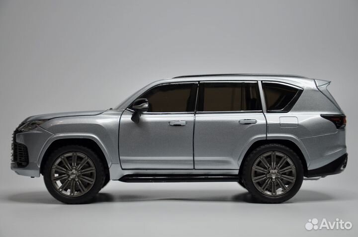 Модель автомобиля Lexus LX 600 металл