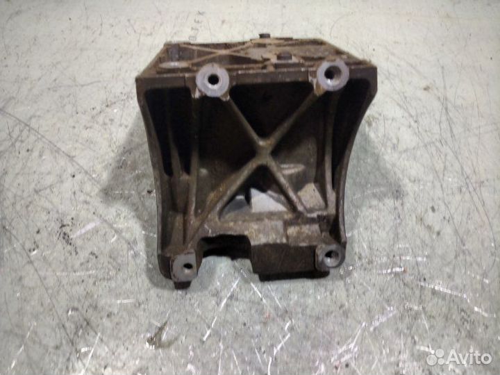 Кронштейн компрессора кондиционера Ford Focus 3