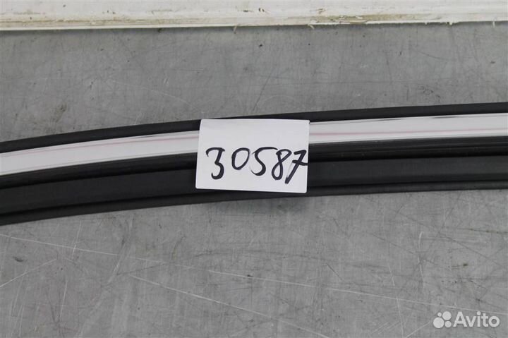 Уплотнитель стекла двери передней правой Volvo X