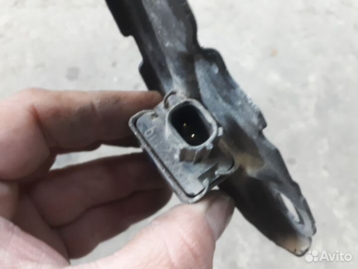 Датчик удара передний правый Toyota Prius NHW20