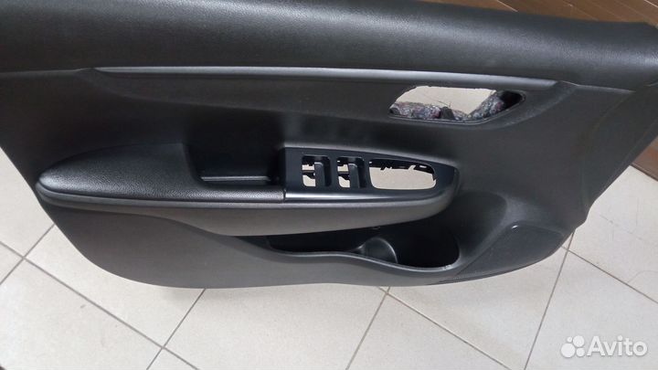 Обшивка двери передняя левая Киа Рио 4,х лайн