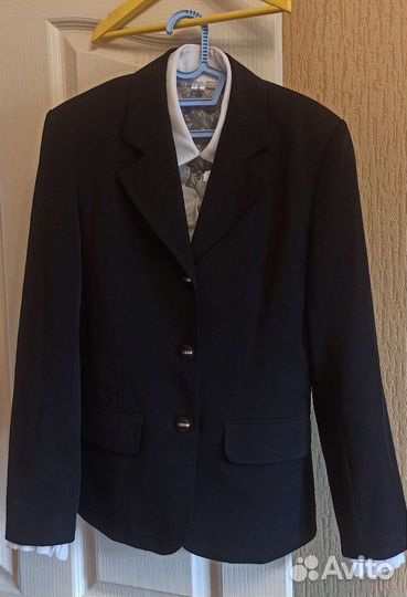 Пиджак с блузкой 152