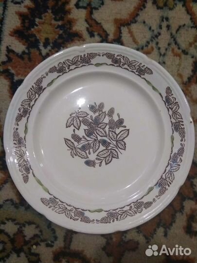 Для интерьера тарелки разные