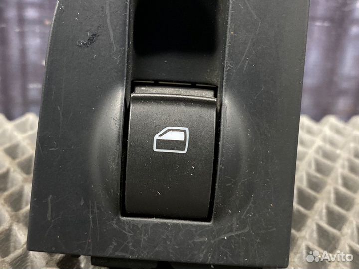 Кнопка стеклоподъемника правая Audi Allroad C5 BES