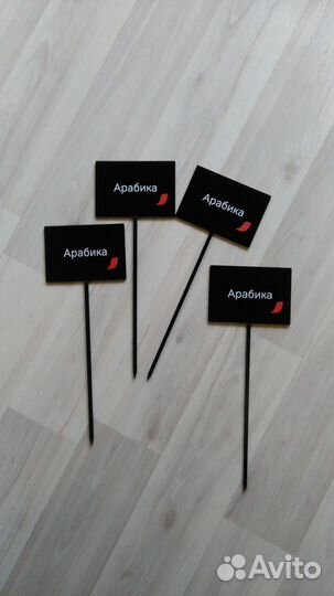 Деревянные таблички с логотипом бренда