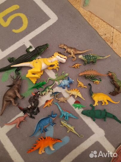 Набор игрушечных динозавров