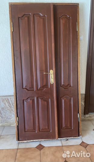 Железная и деревянная дверь