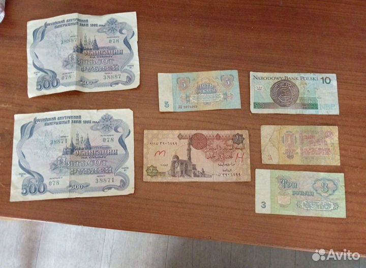 Разные монеты и старые банкноты