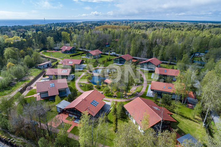 Дом 482,7 м² на участке 12,8 сот.