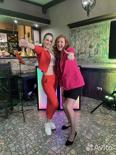 Ведущий мероприятий и диджей с оборудованием