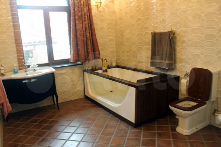 Дом 213 м² на участке 5 сот.