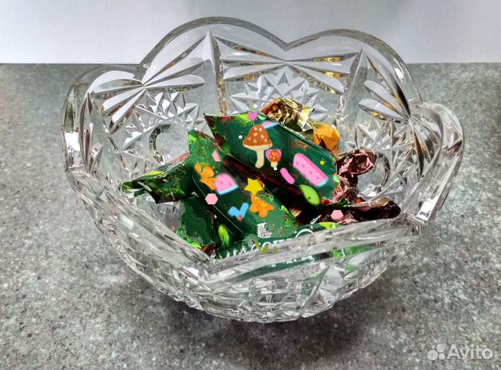 Красивая хрустальная ваза-конфетница