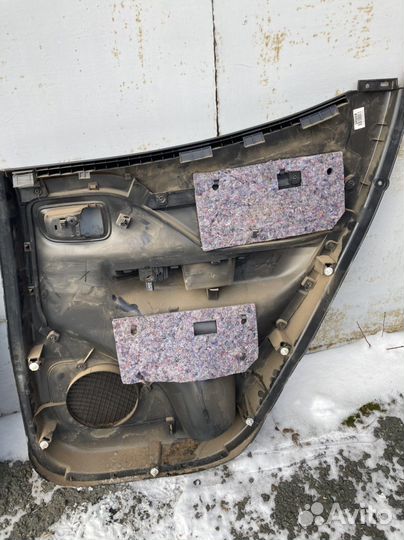 Обшивка задней левой двери L200
