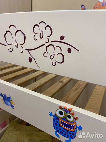 Деревянная двухэтажная кровать