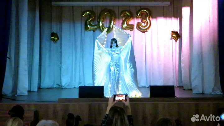 Танец со светящимися крыльями