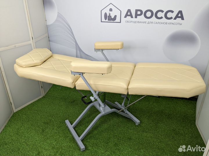 Косметологическое кресло на гидравлике бежевое