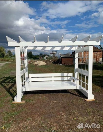 Пергола с подвесными качелями