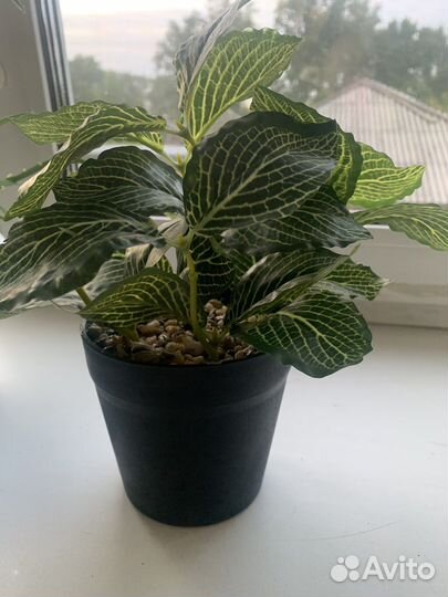 Искусственные цветы в горшке