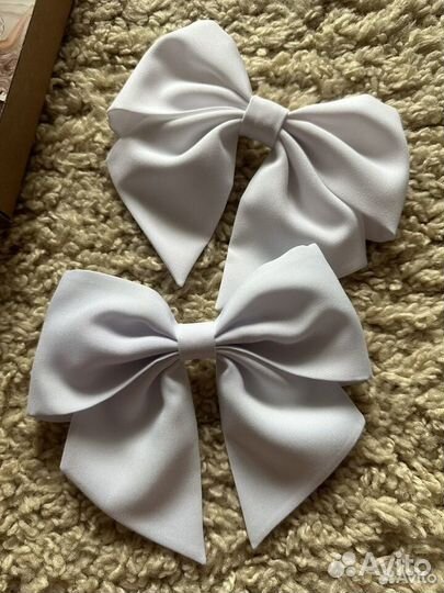 Большой белый бант на заколке