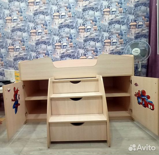 Кровать детская с выдвижным столом и матрасом