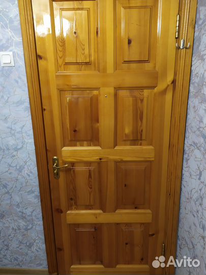 Продам деревянную межкомнатную дверь