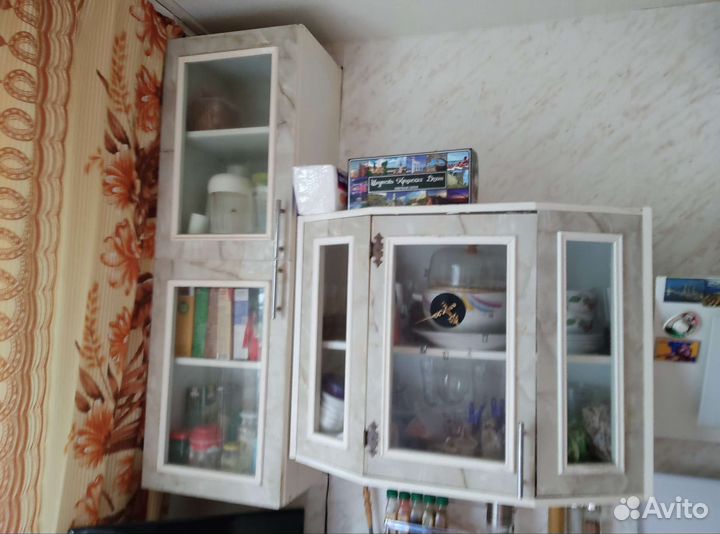 Два подвесных шкафа для кухни, за2 кг окорочков