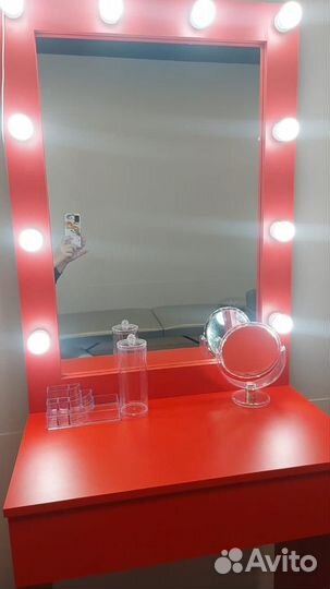 Гримерный столик для бровиста