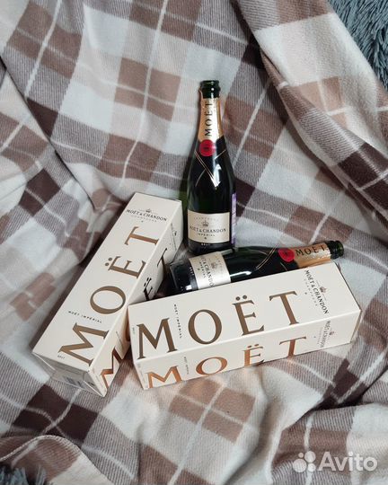 Бутылка и коробка Moet Chandon