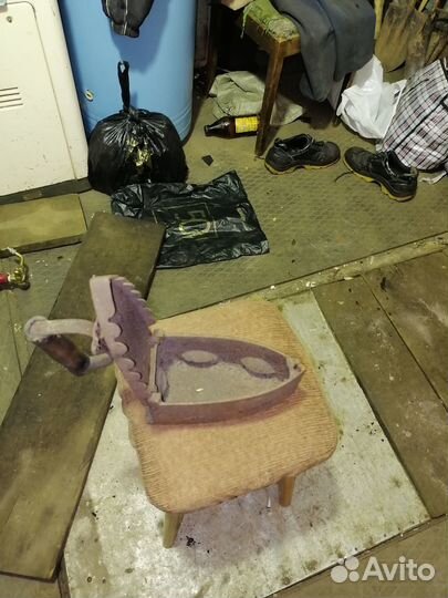 Старинный угольный утюг