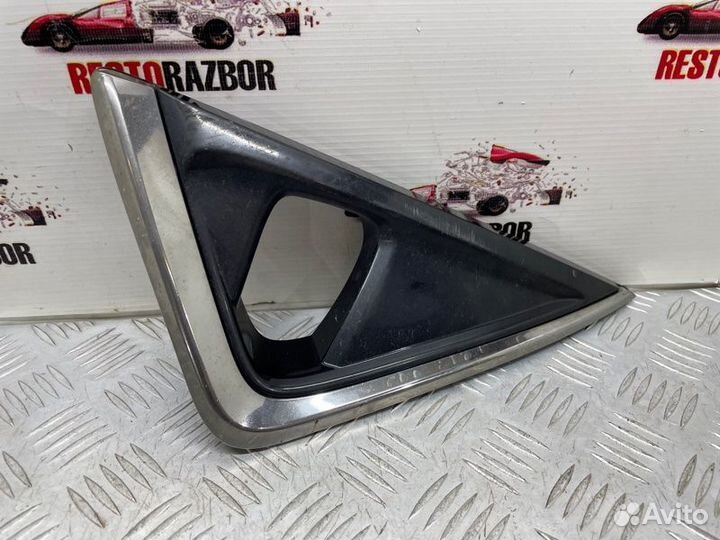 Заглушка бампера передняя правая Toyota Alphard