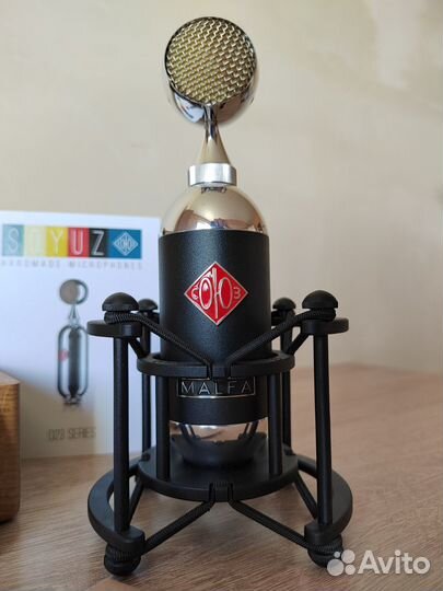 Студийный конденсаторный микрофон