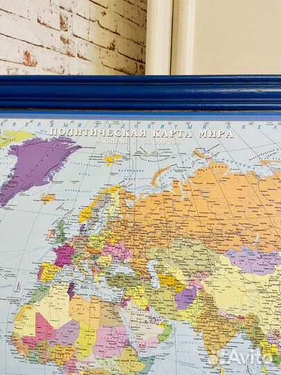 Карта мира на стену в деревянной раме