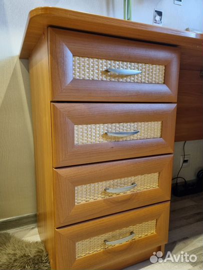 Письменный стол с ящиками и полками