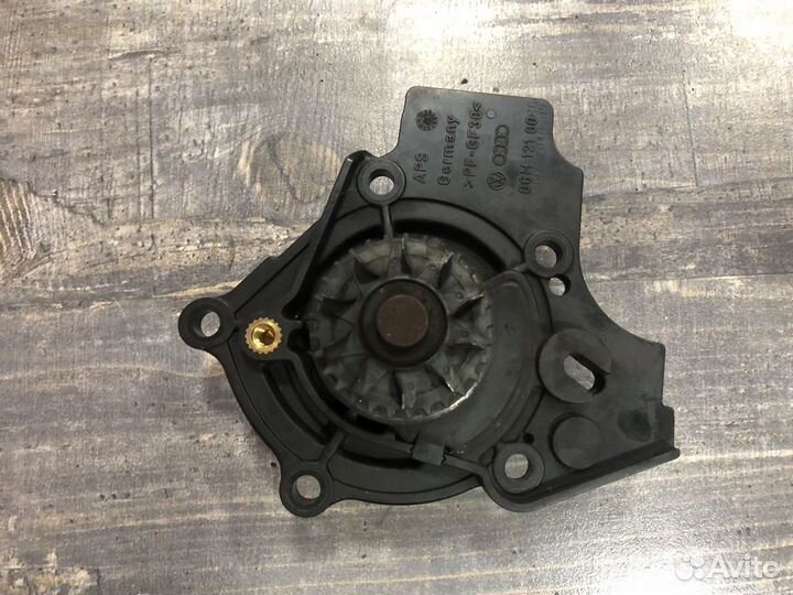 Насос системы охлаждения VolksWagen Scirocco