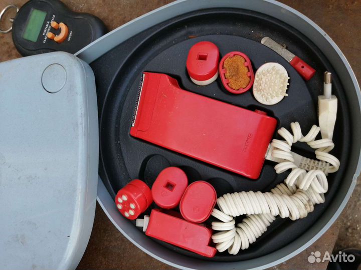 Радиоприемник, фотоаппарат, бритва времён СССР