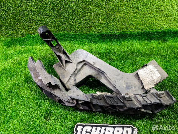 Крепление бампера переднее правое Jeep Grand