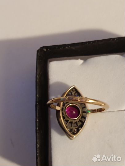 Золотое кольцо с бриллиантом