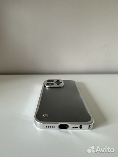 Металлический чехол на iPhone 14 Pro